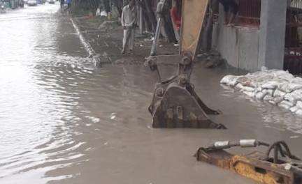 दिल्ली में यमुना का जलस्तर बढ़ने के बीच ISBT कश्मीरी गेट के पास रिंग रोड पर भरा पानी #यमुना #आपदा