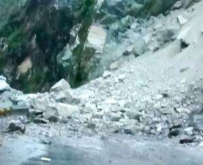 उत्तराखंड के चमोली में भूस्खलन के बाद बद्रीनाथ राष्ट्रीय राजमार्ग हुआ ब्लॉक #भूस्खलन