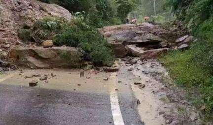 उत्तराखंड में बारिश के बीच भूस्खलन के कारण यमुनोत्री व बद्रीनाथ राजमार्ग हुए ब्लॉक #भूस्खलन