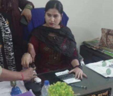 अपनी पहली पोस्टिंग में रिश्वत लेते पकड़ी गई झारखंड की सरकारी अधिकारी; हुई गिरफ्तार #रिश्वत #अपराध