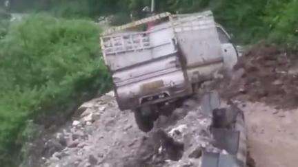 उत्तराखंड में भूस्खलन के मलबे से भरी सड़क को पार करने की कोशिश कर रहा टेंपो पलटा, सामने आया वीडियो #भूस्खलन