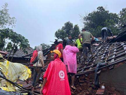 महाराष्ट्र के रायगड में भूस्खलन के बाद फंसे 30 से अधिक परिवार, 4 की मौत व 3 लोग हुए घायल #हादसा #भूस्खलन