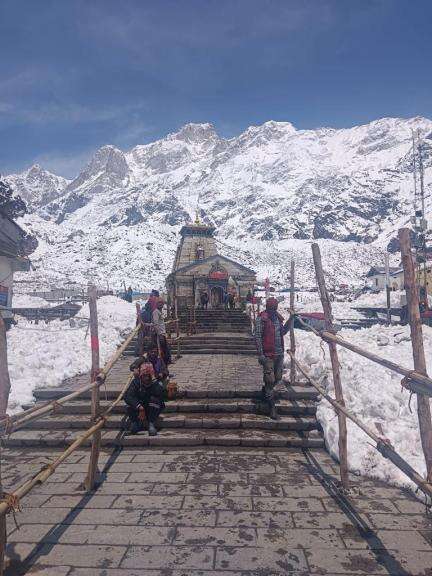 प्रतिबंध के बावजूद केदारनाथ मंदिर के अंदर शख्स ने ली मोरारी बापू की तस्वीरें, मांगी माफी #केदारनाथ
