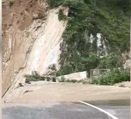 उत्तराखंड के चमोली में भारी बारिश के बाद बद्रीनाथ नैशनल हाईवे का हिस्सा बहा, यातायात हुआ प्रभावित #चमोली #बाढ़