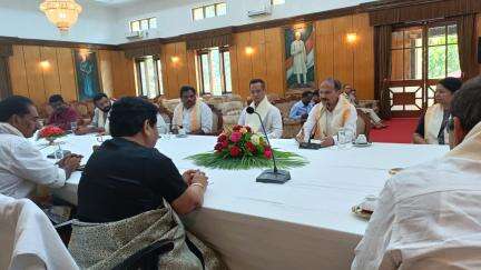 मणिपुर हिंसा मामले पर विपक्षी सांसदों ने राज्यपाल उइके से की मुलाकात, सौंपा ज्ञापन #मणिपुर #विपक्ष