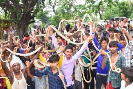 समस्तीपुर के गांव में नागपंचमी पर 'भगतों' ने सांपों को मुंह में दबाकर दिखाए करतब; सामने आया वीडियो #नागपंचमी
