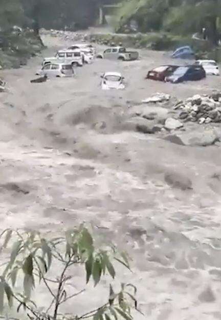 मनाली के पास भारी बारिश के बीच उफनती नदी में समाया ATM बूथ व दुकानें, सामने आया वीडियो #बारिश #आपदा