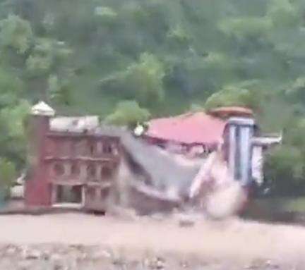 उत्तराखंड में उफनती नदी में समा गई देहरादून डिफेंस कॉलेज की बिल्डिंग, सामने आया वीडियो #आपदा #बारिश