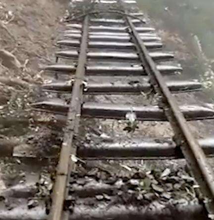 हिमाचल प्रदेश में भारी बारिश के कारण कालका-शिमला रूट पर रेलवे ट्रैक का एक हिस्सा हवा में लटका #आपदा #बारिश