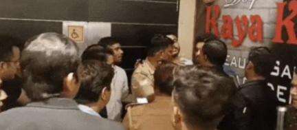 यूपी के थिएटर में एसी की शिकायत करने पर बाउंसरों ने 'गदर 2' देख रहे लोगों को पुलिस की मौजूदगी में पीटा #गदर #अपराध