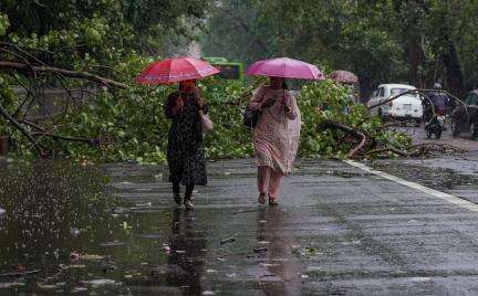 कई राज्यों में अगले कुछ दिनों में भारी से अत्यंत भारी बारिश की चेतावनी, सूची जारी #मॉनसून #बारिश