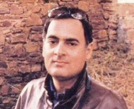 प्रियंका गांधी ने शेयर की अमिताभ बच्चन द्वारा क्लिक की गई पिता राजीव गांधी की पुरानी तस्वीर #राजीव_गांधी