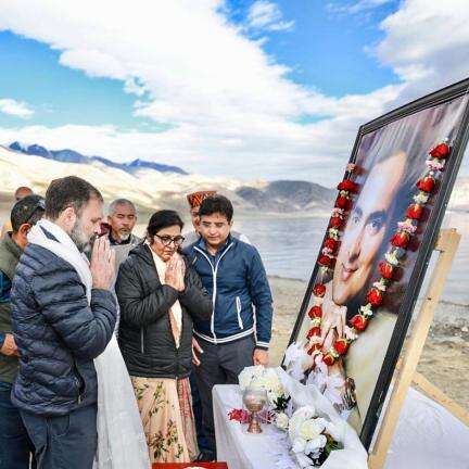 प्रधानमंत्री नरेंद्र मोदी ने पूर्व पीएम राजीव गांधी की जयंती पर अर्पित की श्रद्धांजलि #राजीव_गांधी