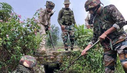 मणिपुर में पुलिसकर्मी को सिर पर मारी गई गोली, 500 लोगों ने सुरक्षाबल के कैंपों से लूटे हथियार #मणिपुर_हिंसा