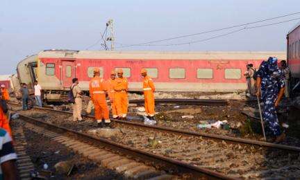 हादसे से पहले 128 किमी/घंटे की रफ्तार से चल रही थी नॉर्थ ईस्ट एक्सप्रेस, ड्राइवर ने लगाया था इमरजेंसी ब्रेक #रेल_हादसा