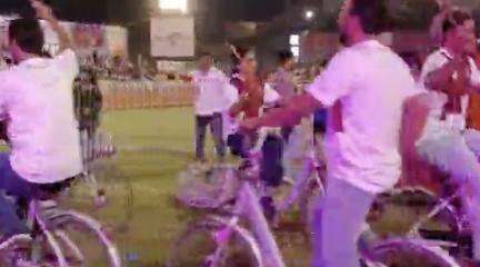 गुजरात में खेला गया 'साइकल गरबा'; वीडियो हुआ वायरल #गरबा