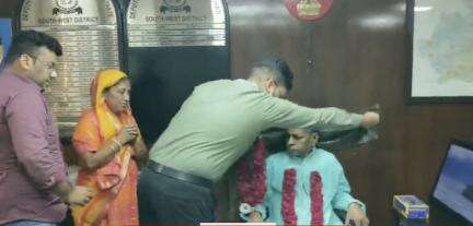 आईएएस अफसर ने दिल्ली में हाथ जोड़कर स्वागत कर पुजारी को दफ्तर में अपनी कुर्सी पर बैठाया, वीडियो हुआ वायरल #आईएएस