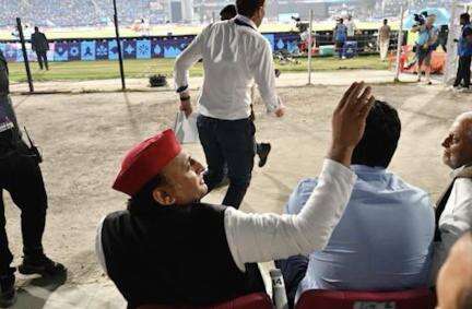 भारत-इंग्लैंड का मैच देखने के लिए इकाना स्टेडियम पहुंचे अखिलेश यादव, शेयर कीं तस्वीरें #अखिलेश_यादव