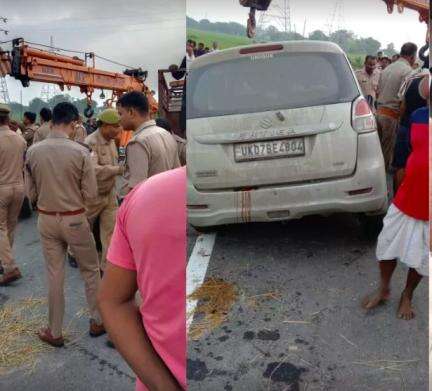 वाराणसी में ट्रक और कार की हुई टक्कर, 3 साल के बच्चे को छोड़कर कार सवार 8 लोगों की मौत #सड़क_हादसा