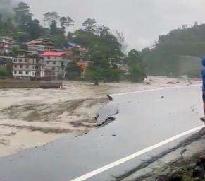अचानक आई बाढ़ से सिक्किम में 14 लोगों की हुई मौत व 26 हुए घायल, अब भी लापता हैं 102 लोग #बाढ़