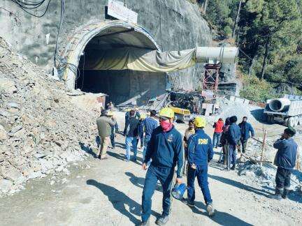 उत्तराखंड में धंसा हाईवे की निर्माणाधीन सुरंग का हिस्सा, 36 लोगों के फंसे होने की आशंका #सुरंग #हादसा