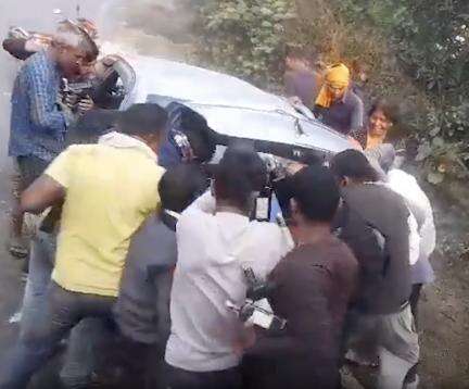 सिवान में बस से टकराई शराब से लदी कार, लोगों के शराब लूटने का वीडियो हुआ वायरल #शराबबंदी