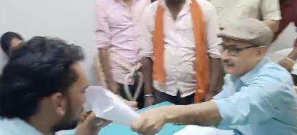 पूर्वी चम्पारण में ब्रेथ एनालाइज़र न होने पर कागज़ के कोन में फूंक मरवाकर शराब की जांच करते दिखी मेडिकल टीम #शराबबंदी