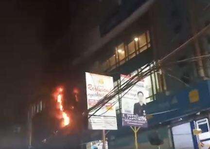 लखनऊ में केनरा बैंक की शाखा में लगी भीषण आग, खिड़की तोड़कर बाहर आए लोग; वीडियो आया सामने #आगे