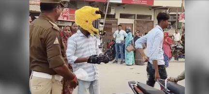 नोएडा में 'पिकाचु' थीम वाला हेलमेट पहने युवक का वीडियो आया सामने, पुलिसकर्मी ने रोककर पूछा- खरगोश हो क्या? #हेलमेट