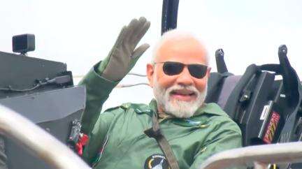 एक यादगार उड़ान!: तेजस विमान से उड़ान भरने का वीडियो शेयर कर पीएम मोदी #तेजस
