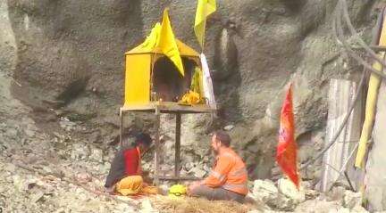 उत्तराखंड में रेस्क्यू ऑपरेशन के बीच सुरंग में फंसे मज़दूरों के लिए पूजा करते दिखे टनलिंग एक्सपर्ट अर्नोल्ड #उत्तरकाशी