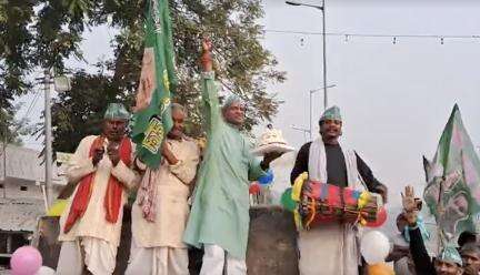 बिहार में तेजस्वी यादव के जन्मदिन पर बुलडोज़र पर चढ़कर आरजेडी कार्यकर्ताओं ने काटा केक #तेजस्वी_यादव