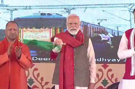 प्रधानमंत्री नरेंद्र मोदी ने वाराणसी-नई दिल्ली रूट की दूसरी वंदे भारत ट्रेन को दिखाई हरी झंडी #वंदे_भारत
