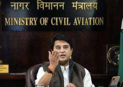 सरकार ने विमान के पास बैठकर खाना खाते लोगों के वायरल वीडियो को लेकर इंडिगो व मुंबई एयरपोर्ट को थमाया नोटिस #इंडिगो