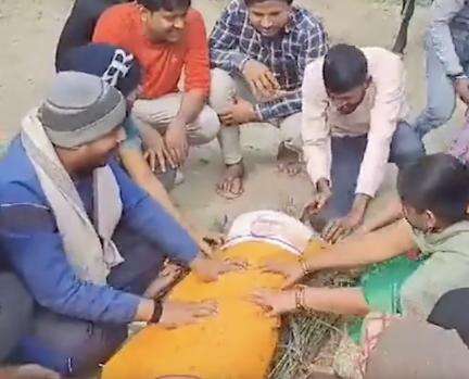 नीतीश कुमार के एनडीए में शामिल होने के बाद लोगों ने बिहार में निकाली उनके पुतले की अर्थी, सामने आया वीडियो #नीतीश