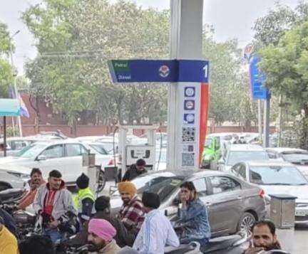 हिट ऐंड रन कानून के नए प्रावधानों को लेकर ट्रक चालकों की हड़ताल के बीच यूपी में कई पेट्रोल पंप पर खत्म हुआ ईंधन #हड़ताल