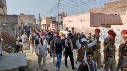 आज BSF के जवान शहीद इंस्पेक्टर जगमहेंद्र सिंह के दाह संस्कार पर गांव ईस्माइला(रोहतक) पहुंचा।
भगवान उनकी आत्मा को शांति दे और उनके परिवार को हिम्मत दें 🙏

#शहीद #नमन