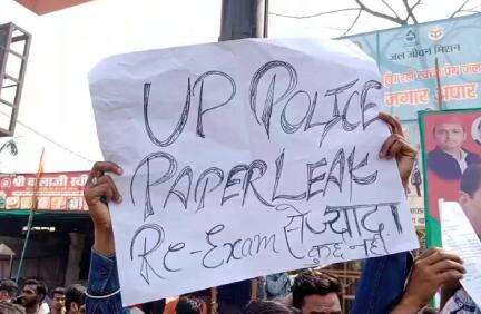यूपी में पुलिस भर्ती परीक्षा का पेपर लीक होने का आरोप लगाते हुए अभ्यर्थियों ने कई जगह किया प्रदर्शन #पेपर_लीक