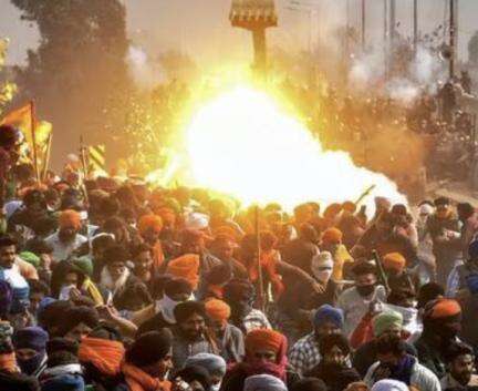 हरियाणा-पंजाब सीमा पर किसानों ने पुलिसकर्मियों पर लाठियों से किया हमला, 12 पुलिसकर्मी गंभीर रूप से घायल #किसान_आंदोलन