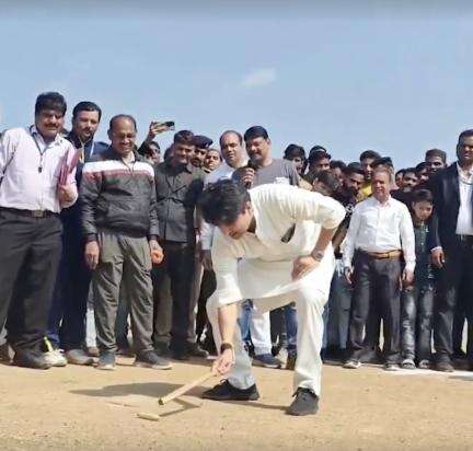 केंद्रीय मंत्री ज्योतिरादित्य सिंधिया ने एमपी में खेला ‘गिल्ली डंडा’, शेयर किया वीडियो #सिंधिया