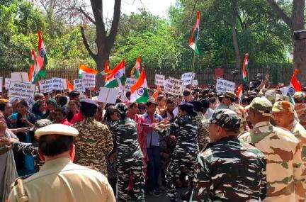 सीएए पर 'INDIA' के नेताओं के बयानों के खिलाफ दिल्ली में शरणार्थियों ने किया प्रदर्शन, तोड़े बैरिकेड #सीएए #प्रदर्शन