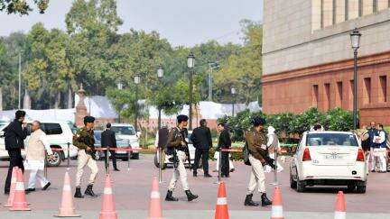 केंद्र ने संसद की सुरक्षा के लिए सीआईएसएफ के 250 से अधिक जवानों को तैनात करने का लिया फैसला #संसद