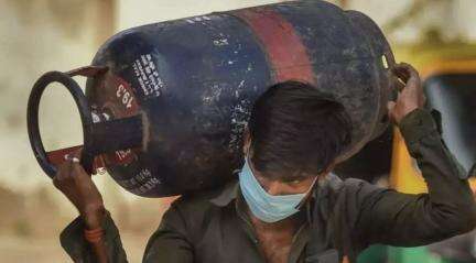 ₹25.5 महंगा हुआ कमर्शियल LPG सिलिंडर, कांग्रेस ने कहा- 'जमकर पड़ रही महंगाई की मार, मौज में है मोदी सरकार' #एलपीजी