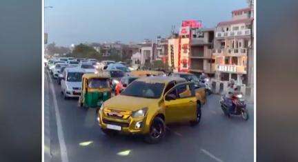 दिल्ली के पश्चिम विहार में एक शख्स ने व्यस्त फ्लाईओवर पर पिकअप ट्रक रोककर बनाई रील, वीडियो हुआ वायरल #रील