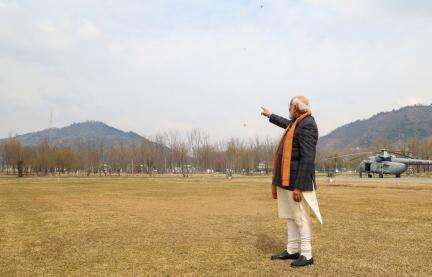 पीएम मोदी ने कश्मीर यात्रा के दौरान शंकराचार्य पर्वत को हाथ जोड़कर किया प्रणाम, तस्वीरें कीं शेयर #राजनीति #कश्मीर