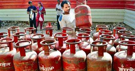 पीएम मोदी ने महिला दिवस पर एलपीजी सिलिंडर की कीमतों में ₹100 की कमी करने का किया एलान #महिला_दिवस #एलपीजी_सिलिंडर