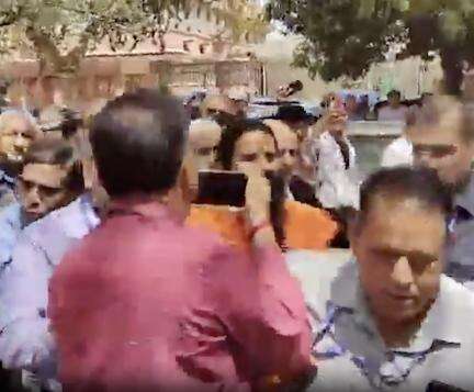 सुप्रीम कोर्ट में रामदेव से सवाल पूछते पत्रकार का उनके गार्ड ने मरोड़ा हाथ, सामने आया वीडियो #रामदेव