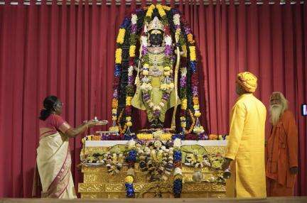 राष्ट्रपति द्रौपदी मुर्मु ने अयोध्या में किए रामलला के दर्शन, पूजा में किया साष्टांग प्रणाम #राममंदिर