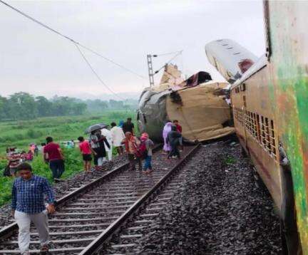 मालगाड़ी की टक्कर से पश्चिम बंगाल में पटरी से उतरे कंचनजंगा एक्सप्रेस के डिब्बे, कई यात्री घायल #रेल_हादसा
