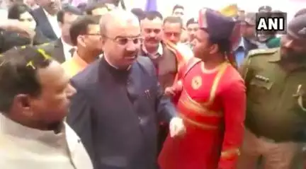 इसे सस्पेंड कराओ: पुलिसकर्मी द्वारा ना पहचाने जाने पर बिहार के मंत्री मंगल पांडे #बिहार_सरकार #मंगल_पांडे
